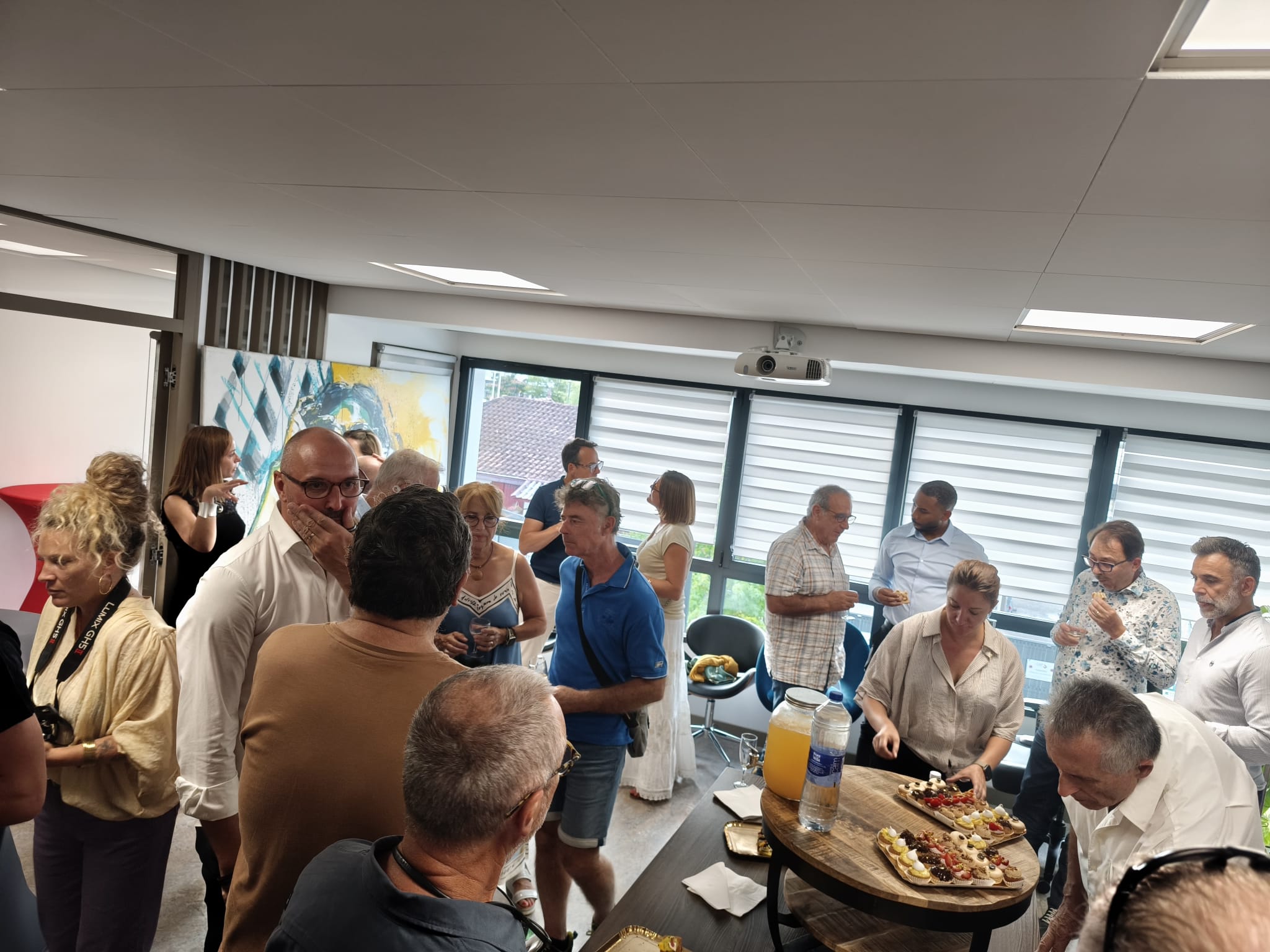 Clients et partenaires réunis lors de l'inauguration des nouveaux bureaux CAPL Conseils à Bayonne